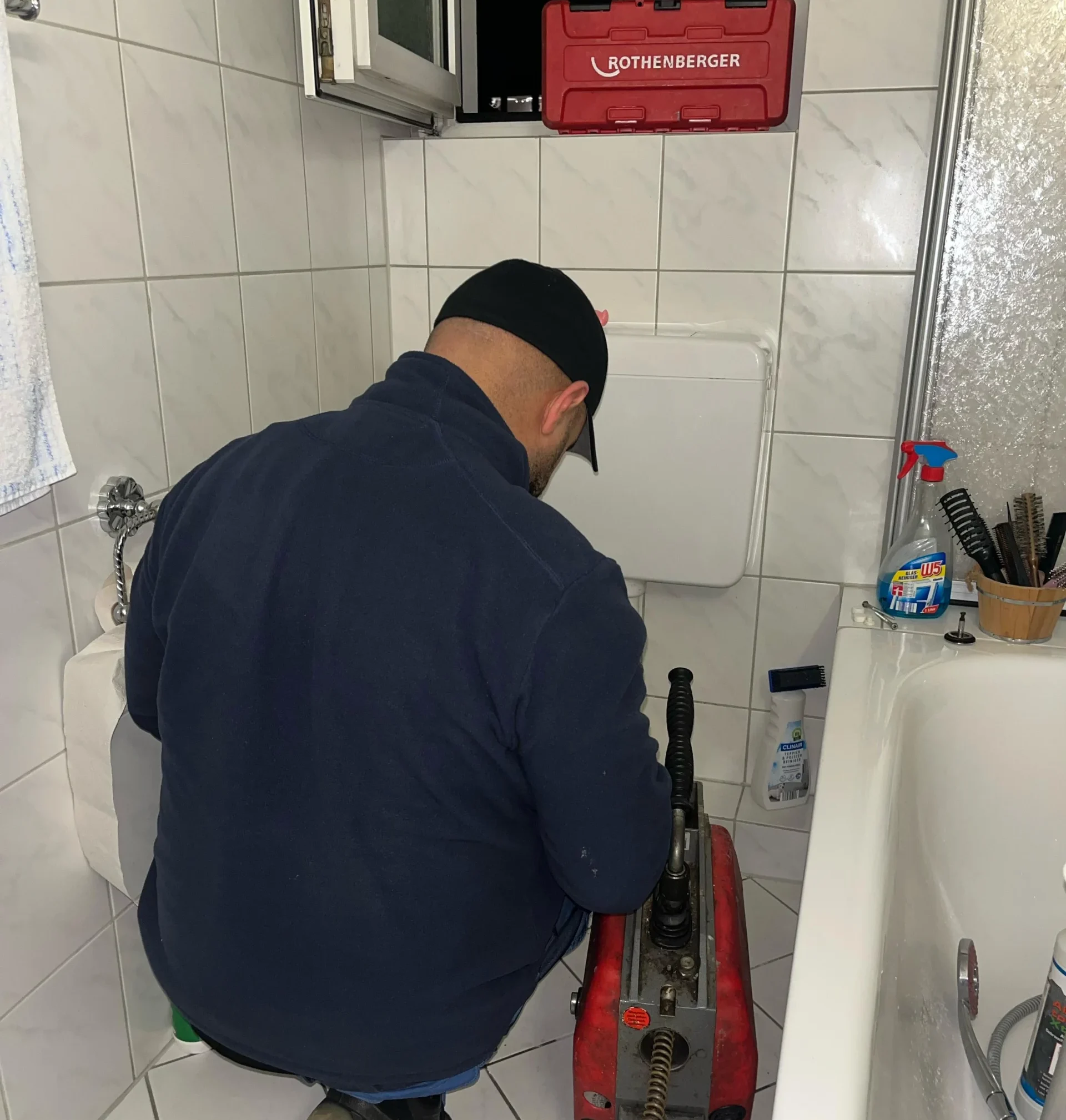 Mitarbeiter bei Absaugarbeiten einer Toilette