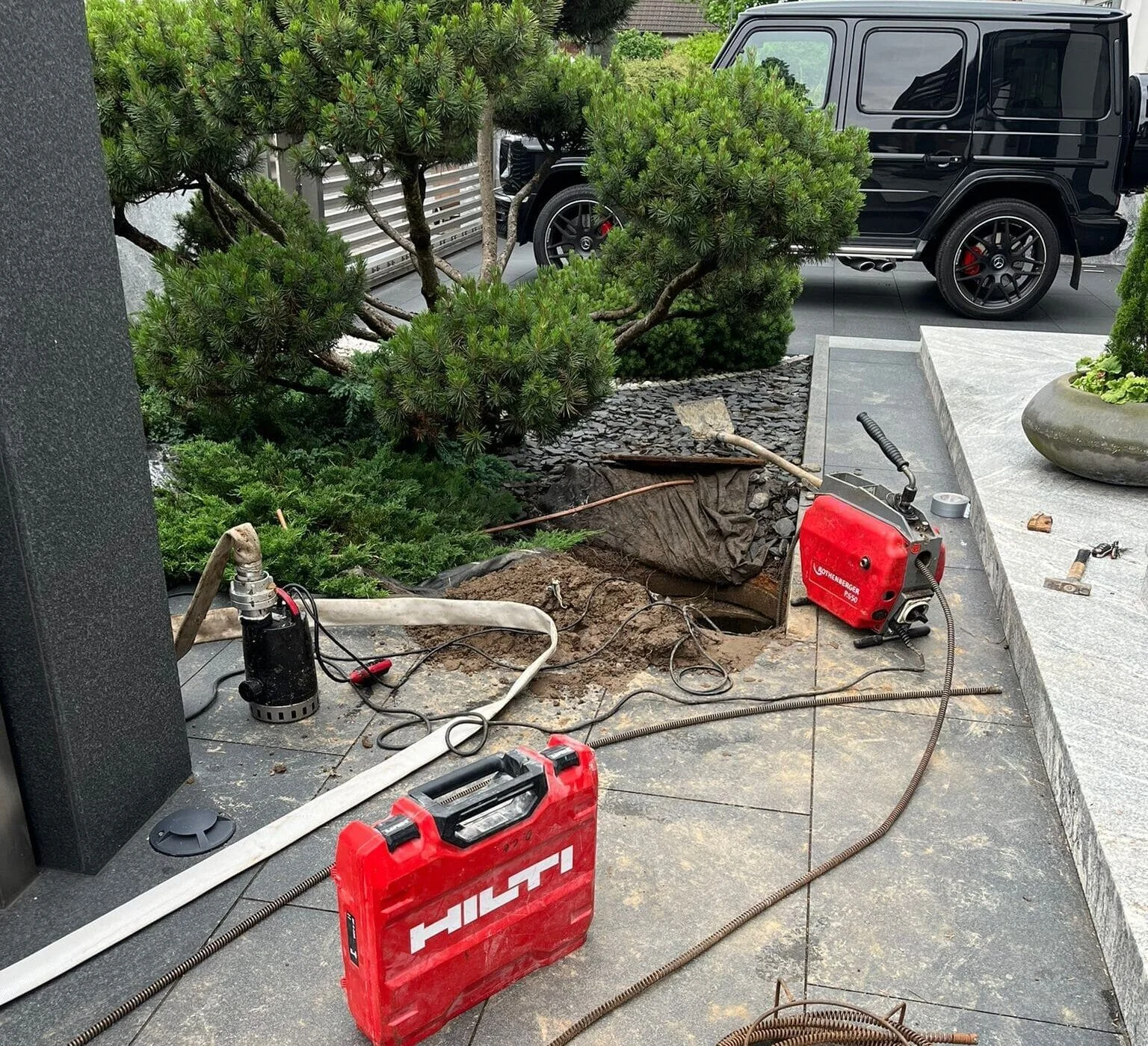 Rohrreinigungsgerät bei einem Einsatz zur Beseitigung von Rohrverstopfungen.