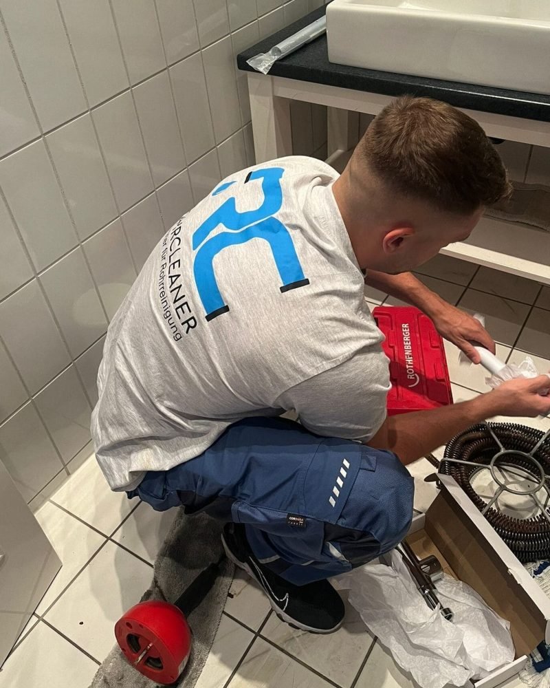 Mitarbeiter bei Rohrreinigung einer Toilette in Düsseldorf